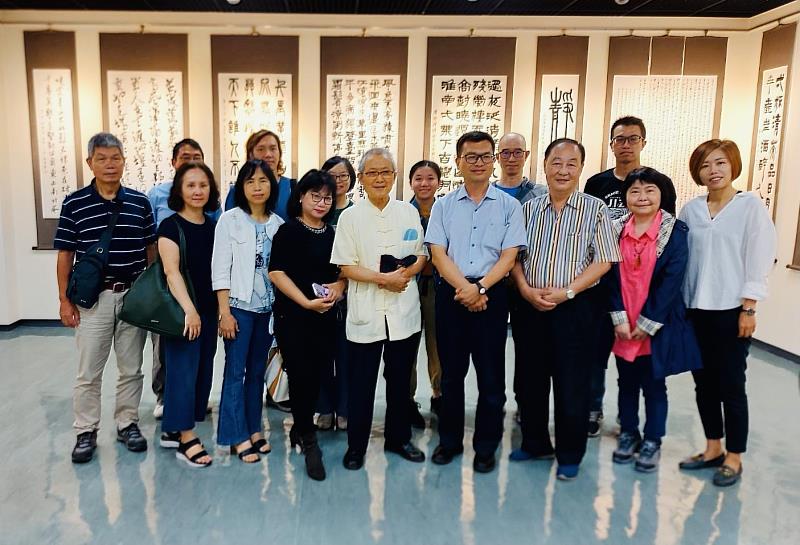 宜蘭縣噶瑪蘭書法學會張太白老師(前排右五)、方錦聰理事長(前排右三)與學員大合照