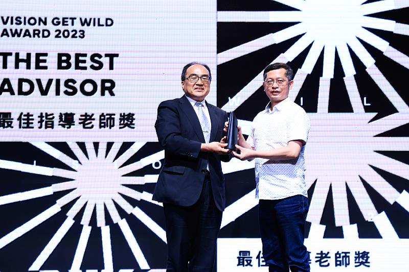 數位部產業署呂正華署長於2023放視大賞頒發最佳指導老師獎。