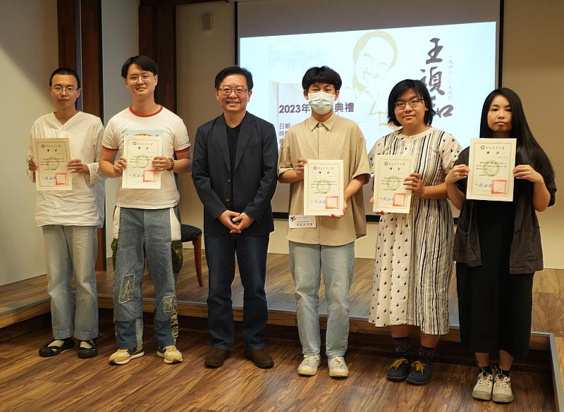 2023年王禎和青年文學獎助學金頒獎典禮(左至右 陳洋、張弘政、許又方主任、張庭瑋、梁莉姿、蘇朗欣)。