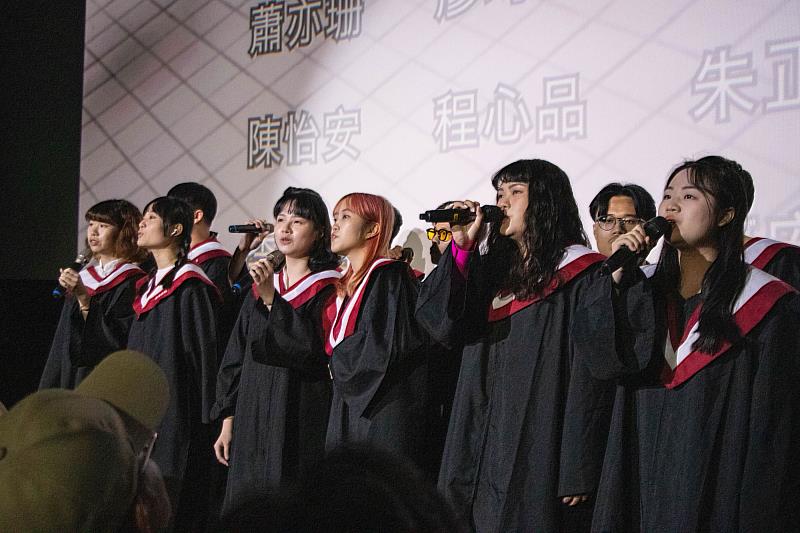 世新廣電系畢展在大銀幕放上256位畢業生名字，打造專屬畢業典禮（世新大學提供）