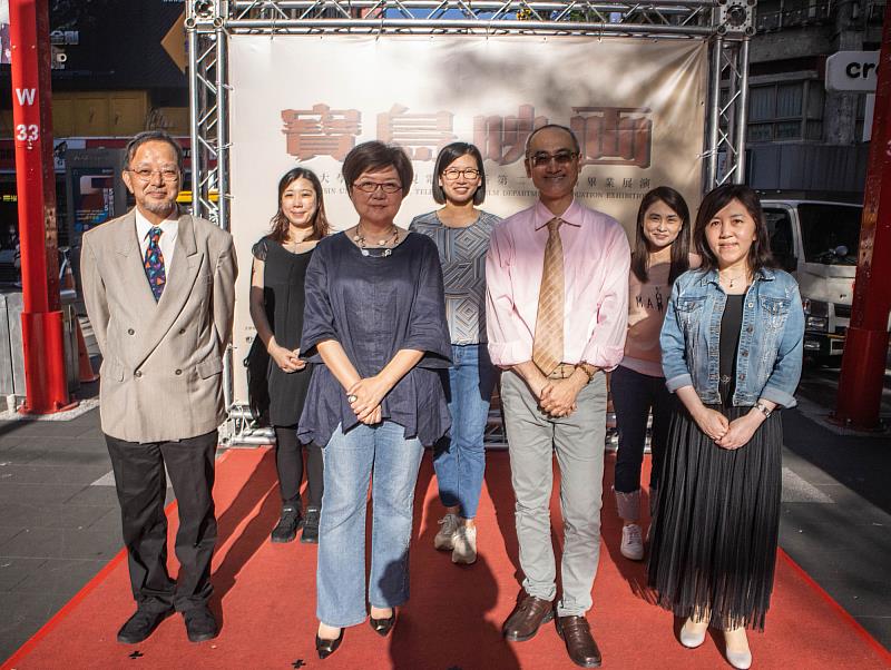 世新廣電學友會代表們來支持學弟妹畢展並頒發傑新獎（畢展小組提供）