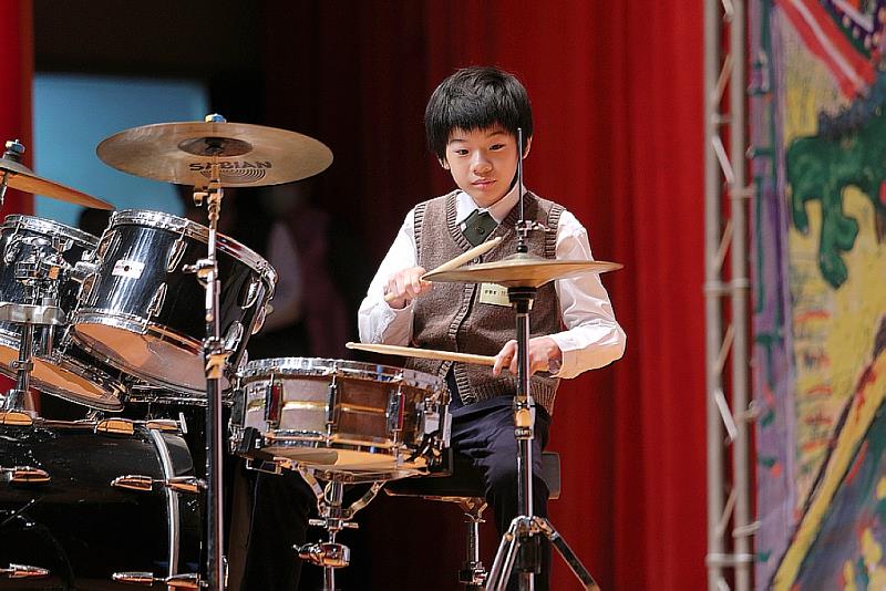 新竹縣安興國小學生施翯在音樂領域大放異彩，獲總統教育獎。