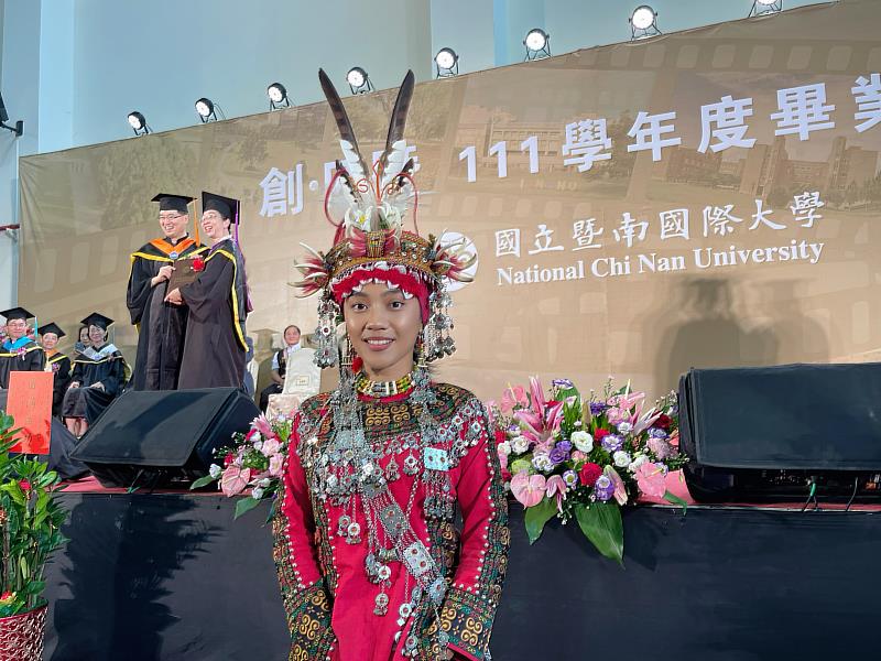 魯凱族原住民謝享唐代表畢業生致詞。
