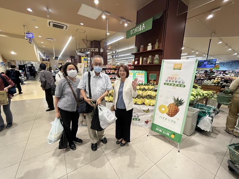 屏東縣長周春米在日本超市與購買屏東芒果的台灣鄉親合影