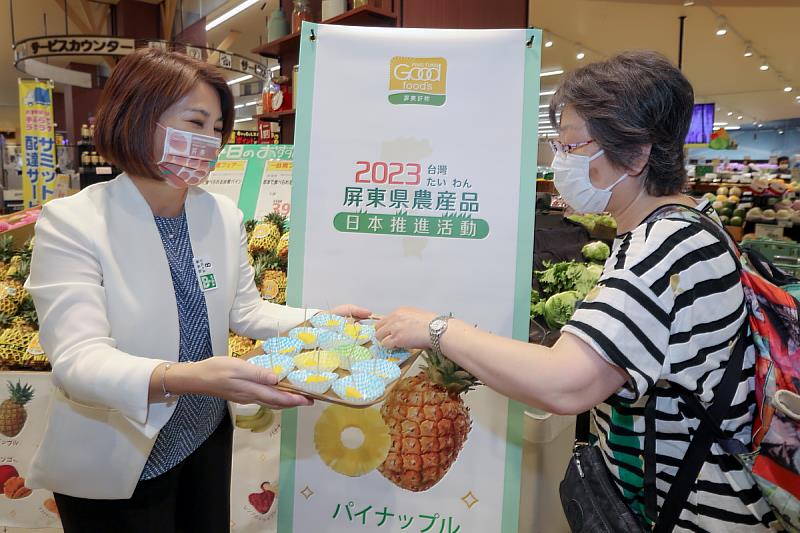 屏東縣長周春米親自在超市提供芒果給消費者試吃