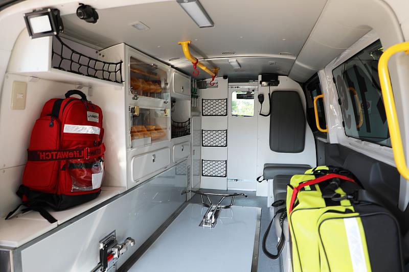 傳承父親助人精神！洪煙添醫師捐贈嘉義縣消防局救護車