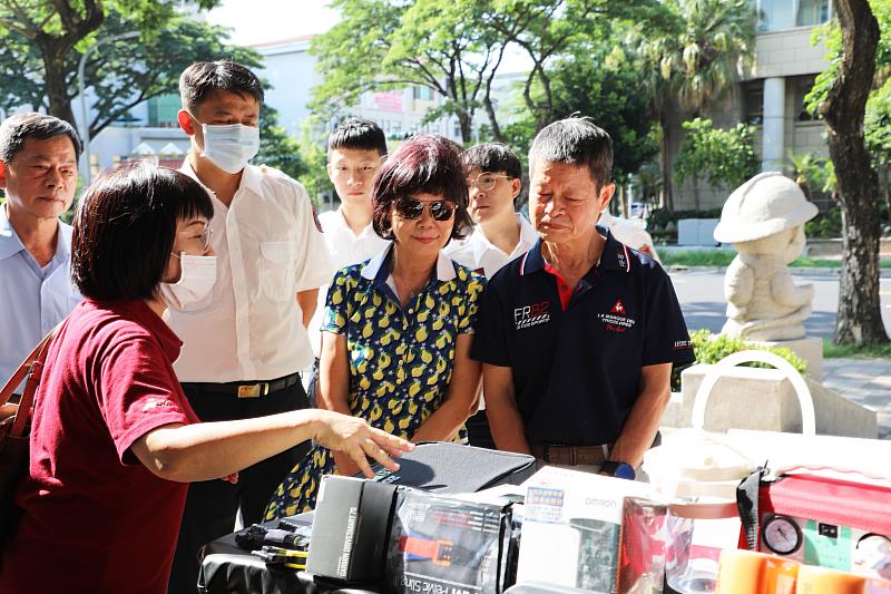 傳承父親助人精神！洪煙添醫師捐贈嘉義縣消防局救護車