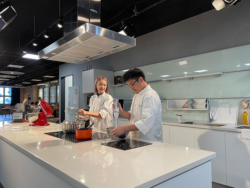 義守大學有全國首創廚藝影棚圖書中心「Cooking Studio & Library」特色場域，打造全國最先進的觀光餐旅人才培育基地(照片來源：義守大學提供)。