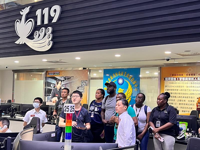 5月18日由馬偕紀念醫院急診醫學部謝尚霖主任率領該國6位種子學員，參訪新北市政府消防局救災救護指揮中心。