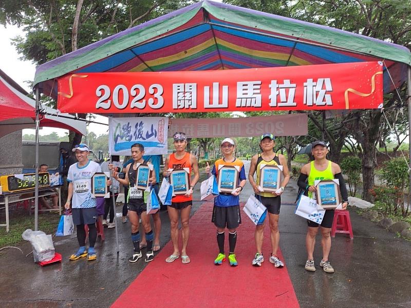 推廣「台東藍純淨深層海水 TTBLUE」縣府與業者贊助關山、池上馬拉松鼓勵選手