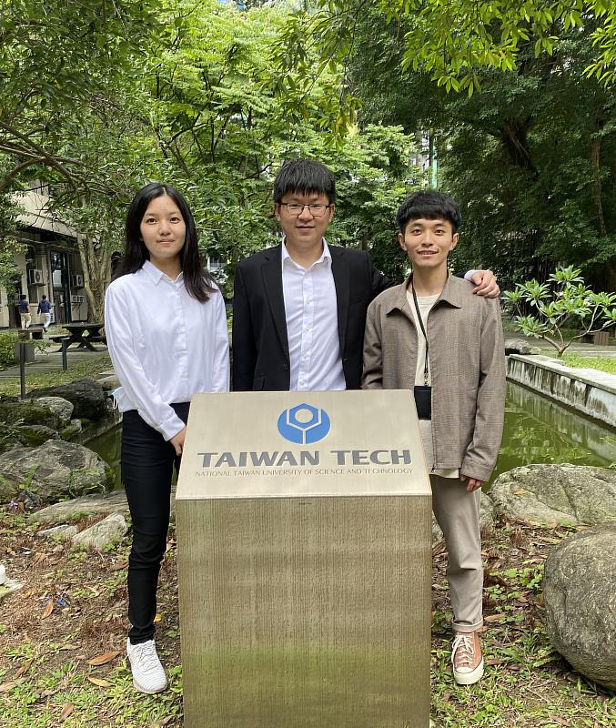 臺科大蔡秉均教授(中)指導吳翊慈(左)外，碩二曾啟恩(右)亦獲選美國化學年會(ACS)全英口頭演講，將於今年8月前往美國公開演講。