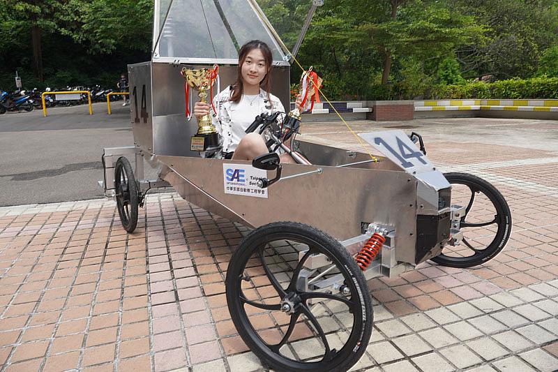 大葉大學機械系RV139車隊由女同學郭彥妤擔任車手