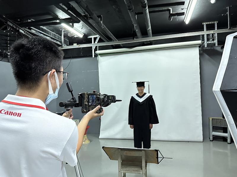 專業攝影師於視傳系攝影棚拍攝長輩個人學士照