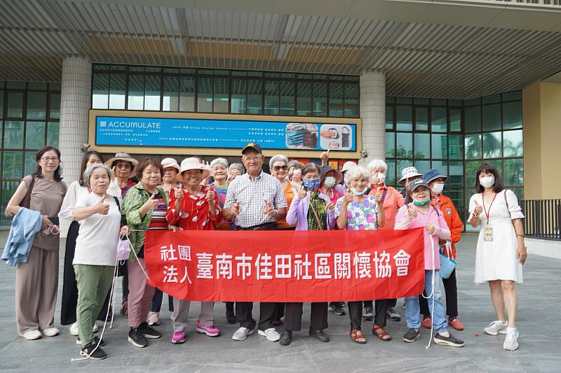 長輩們抵達校園後開心合照