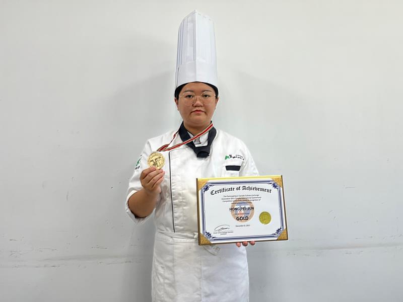 洪沛君榮獲 2021加拿大國際餐飲大賽精緻甜點展示金牌