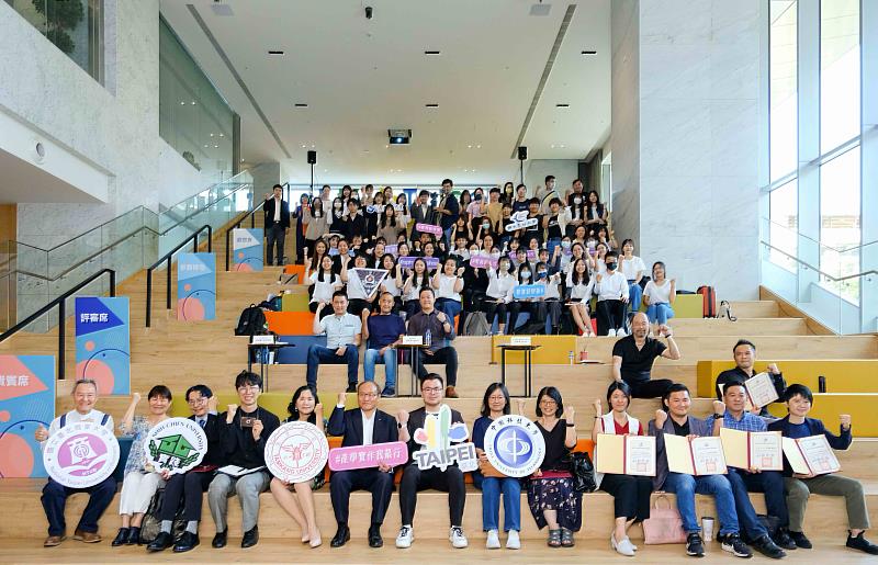2023台北市跨境電商產學實作決賽，台北市產業發展局陳俊安局長(前排中間)到場勉勵參賽學生隊伍。