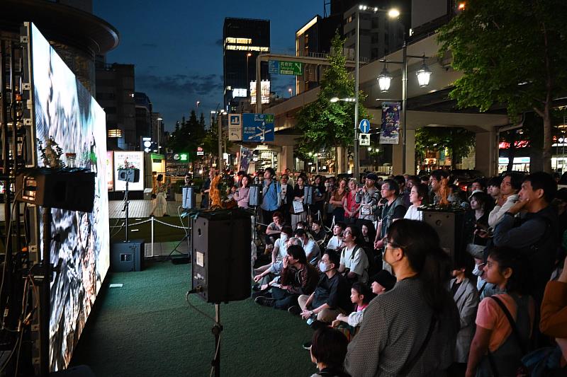 臺灣藝術家張徐展「熱帶複眼」動畫作品展區吸引許多日本民眾欣賞