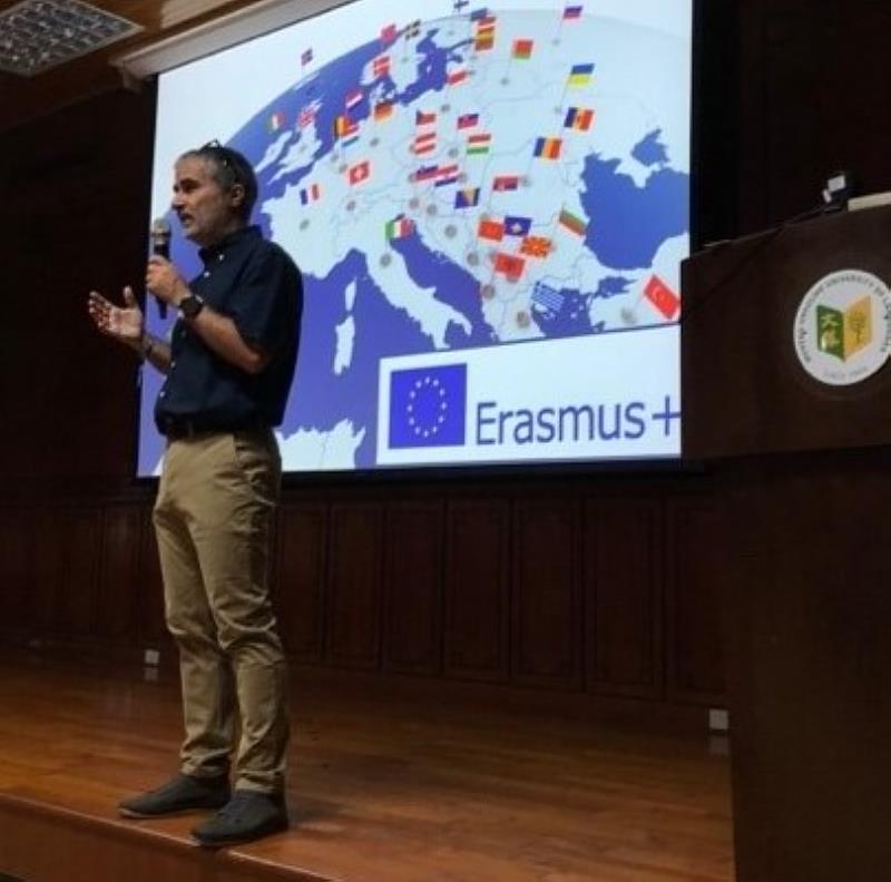 Vidal Gamonal Rodríguez教授向學生說明歐盟Erasmus+計畫