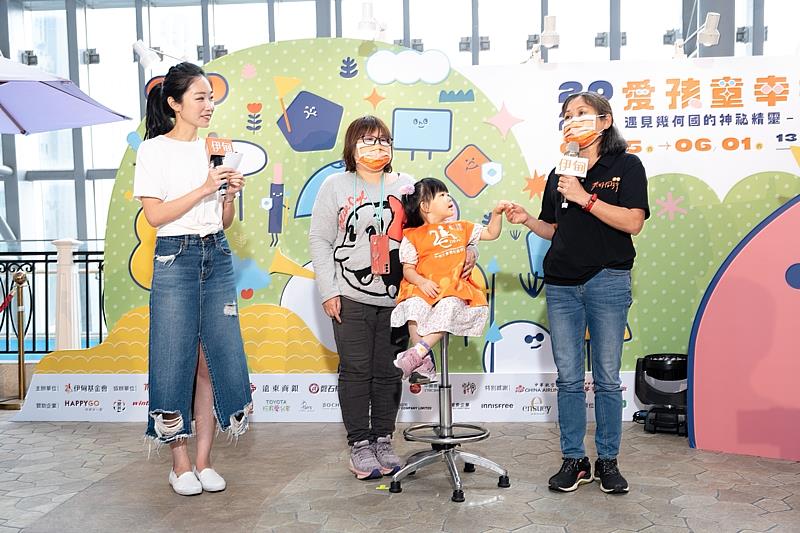 慢飛天使小孺媽媽(左二)也來到現場分享孩子早療的心路歷程，並呼籲社會大眾給予慢飛家庭多點支持與鼓勵。