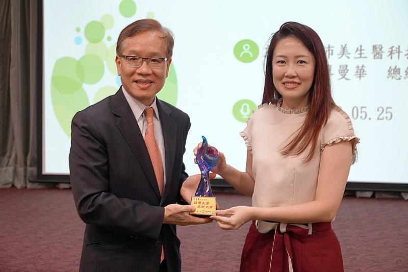 大葉大學葉釋仁副校長(左)頒贈獎座給廖曼華董事長(右)