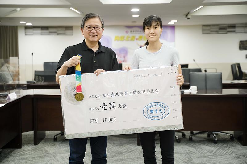 北商大任立中校長特別頒發金牌獎勵金給黃瀞平同學，肯定她奮勇參賽為校爭光的亮眼表現。