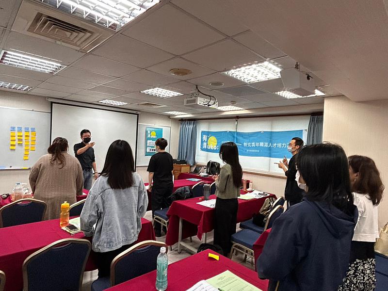 5月份UKO高效簡報課程，學員課堂手勢練習.jpg