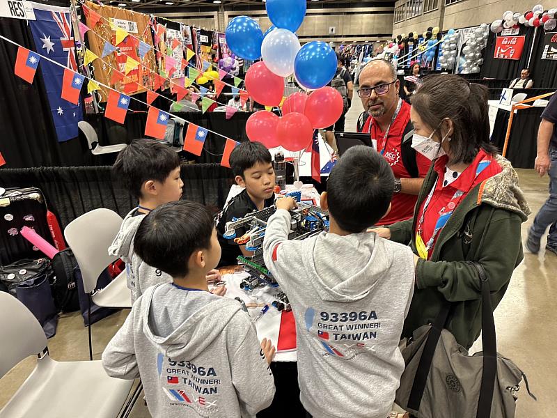 VEX機器人世界錦標賽    十興國小再創佳績！