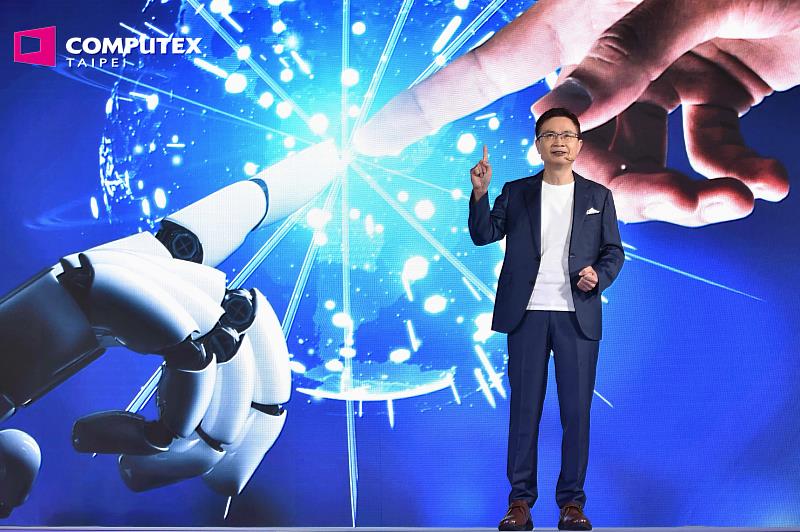 2. 外貿協會董事長黃志芳表示高效運算帶動人工智慧的興起，AI 浪潮以無數方式影響著人類的生活，大幅度且快速改變我們的生活方式。