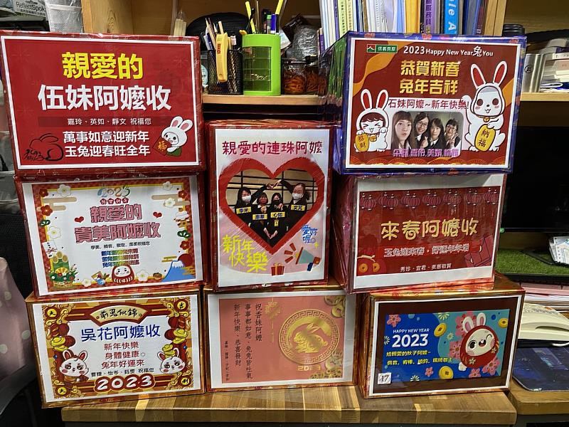 信義房屋同仁精心製作年節禮物箱送給長輩。