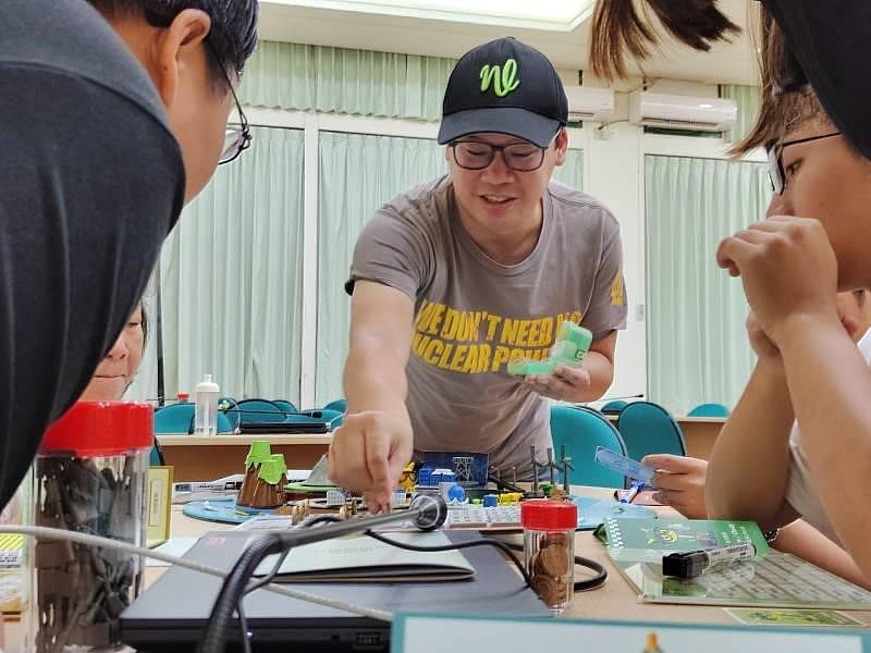地球公民基金會執行長蔡中岳，帶領學生遊玩桌遊。