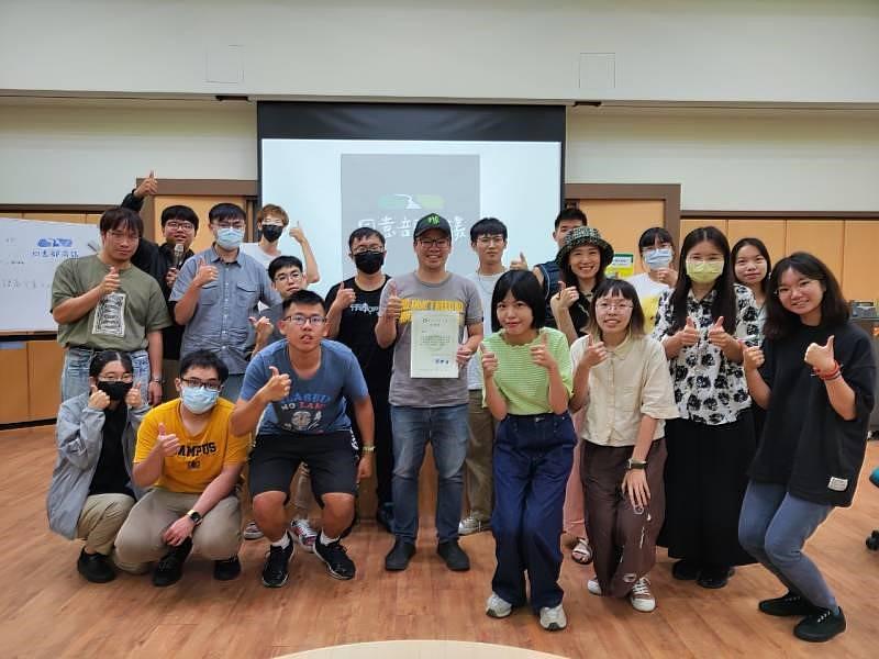 地球公民基金會執行長蔡中岳（中間）與參與同學的大合照。