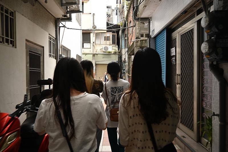 隨著劇情及關卡引導，參與者穿梭在溝仔尾巷弄之間，深入了解溝仔尾。