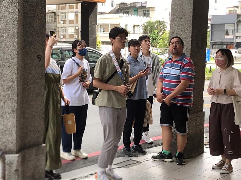 花蓮文史工作者葉柏強引導下「轉去溝仔尾」小組觀察溝仔尾的文史。