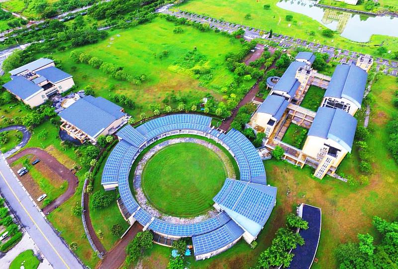 國立東華大學太陽光電裝置容量已超過3.4 MW（百萬瓦），占全臺各級學校總發電量3%，全國第一。