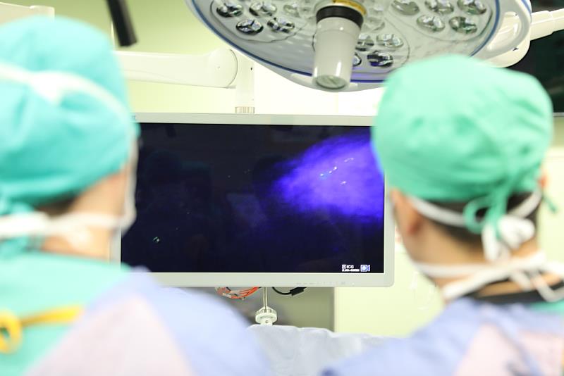 跟一般腹腔鏡鏡頭相比透過螢光靛氰綠ICG影像系統的反染模式，正常的組織會呈現被染色的螢光色(螢光藍色)。