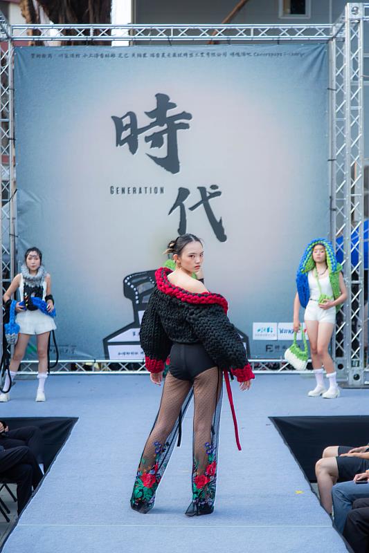 顏筱臻在崑大時尚學程畢業展「時代_Generation」為畢業生服裝作品走秀