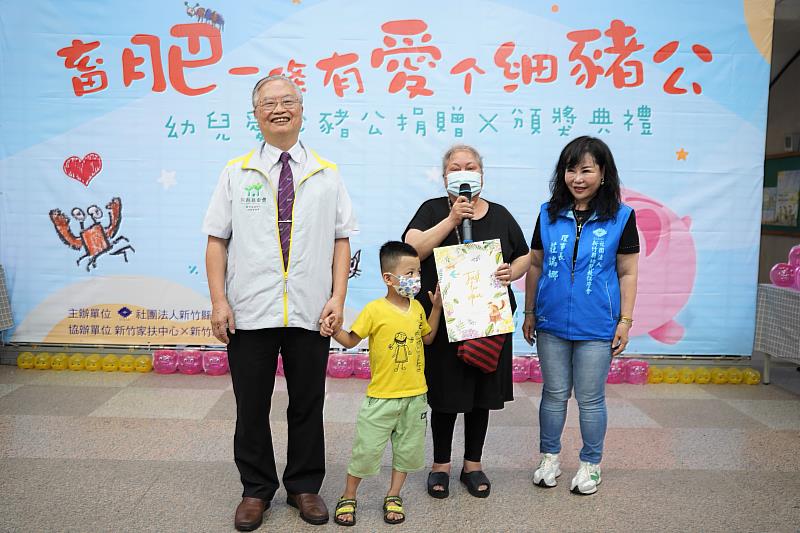 受惠家庭的小恩與外婆(中)一起來到現場，將感謝卡片送給新竹縣幼兒教保學會理事長莊瑞娜(右1)，表示心中感謝。