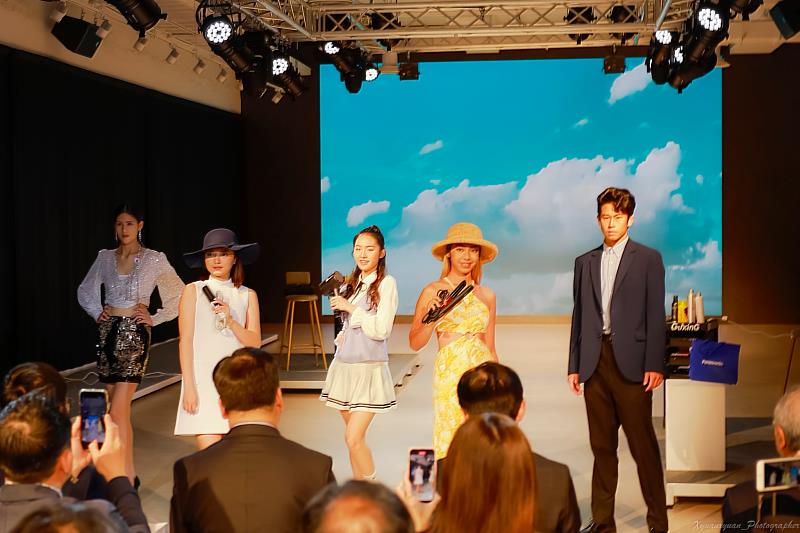 時尚系學生特別設計Panasonic時尚秀，融入生活與課程學習的內容