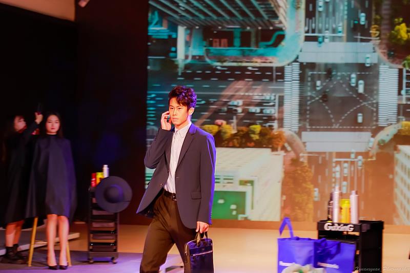 時尚系學生特別為捐贈典禮設計時尚秀