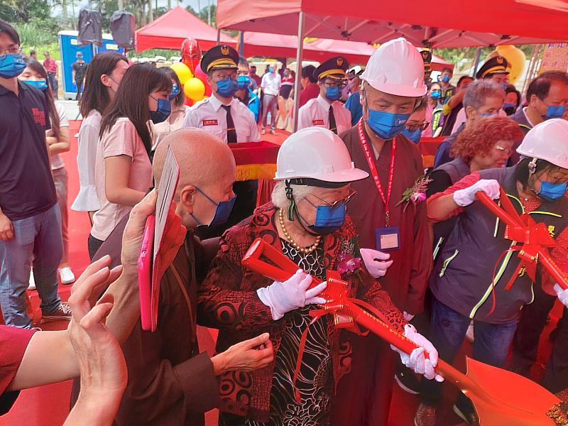 靈鷲山常住法師及榮譽董事共同執鏟，祈願工程順利圓滿。（圖由靈鷲山佛教教團提供）