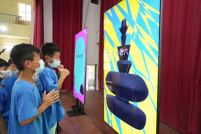 設計師李宜軒作品《Shaping Experiment》，作品即視覺張力產生器，讓學子透過平板操作，就能夠創作屬於自己獨一無二的動態海報。