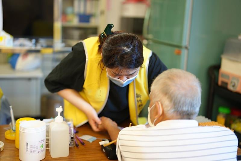 新竹縣政府提供老人免費健檢。