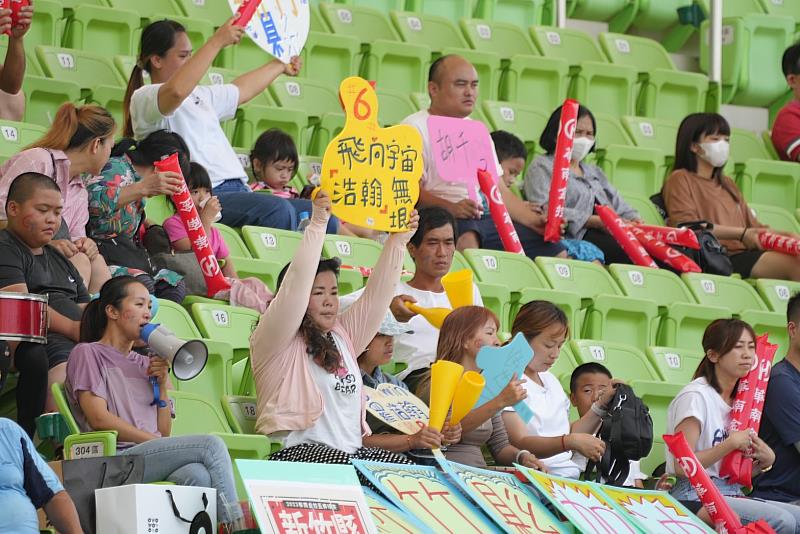 家長不畏台南熱情豔陽，在場邊為選手加油、打氣。