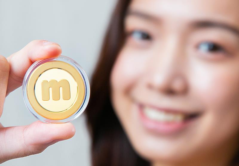 台灣大5月20日首辦「mo幣多會員日」，當日消費額最高的「mo幣多」用戶買了53萬多元，最終可抱走一兩重、價值10萬元的黃金momo幣。