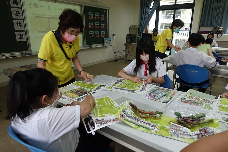 112年持續推動校園瘋文資計畫，第二站前進板橋中山國小邀請學童共讀「藝賞林園」繪本。