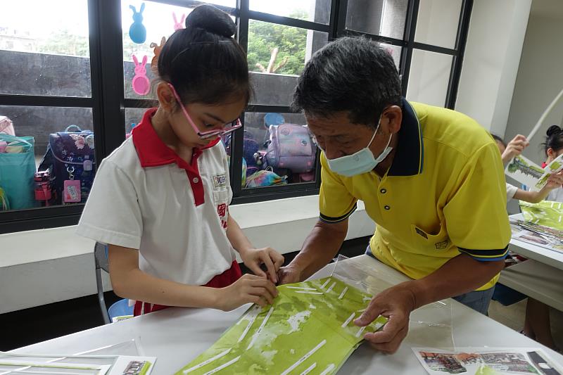 板橋中山國小學童體驗一頁立體書DIY活動，將林家花園微型建築物展示於小書中。