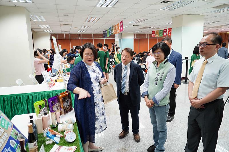 廚藝學院曾裕琇院長親自帶貴賓參觀食農永續蔬展