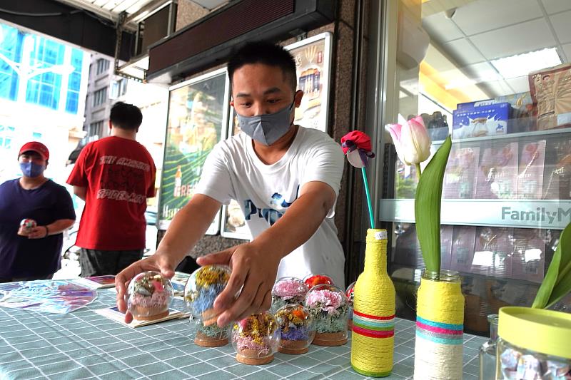 伊甸新莊幸福日照今(30)日舉辦義賣活動，服務對象首次挑戰擺攤、佈置及叫賣，向民眾介紹及銷售商品，增進社交能力。