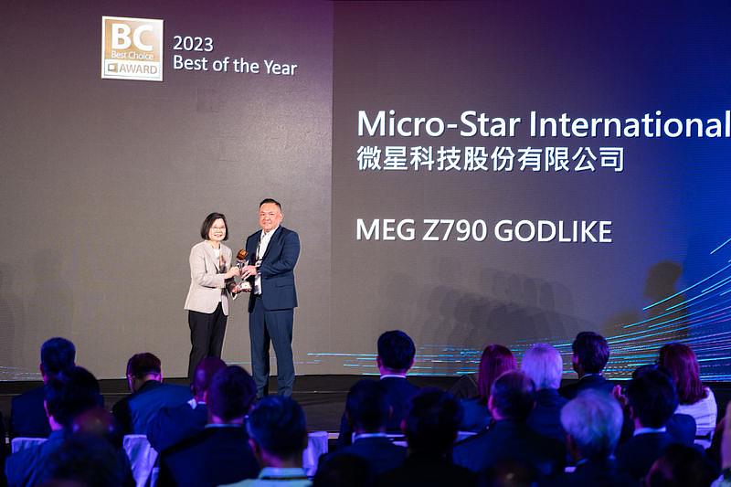 COMPUTEX BC Award年度大獎由微星MEG Z790超神電競主機板獲得，並接受蔡英文總統頒獎榮耀。