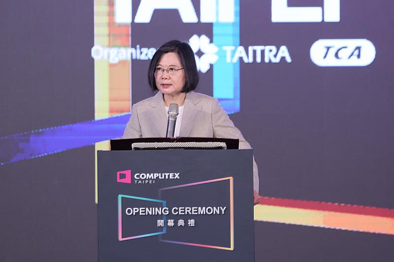 1. 中華民國總統蔡英文於 COMPUTEX 2023開幕典禮表示，未來政府跟民間將持續合作打造更具韌性的經濟與產業，深化台灣於全球供應鏈之影響力。(貿協提供)